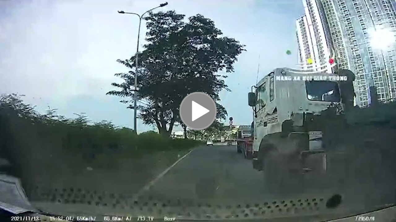 Xe đầu kéo chuyển làn bất ngờ va chạm với ô tô Xe đầu kéo chuyển làn bất ngờ va chạm với ô tô