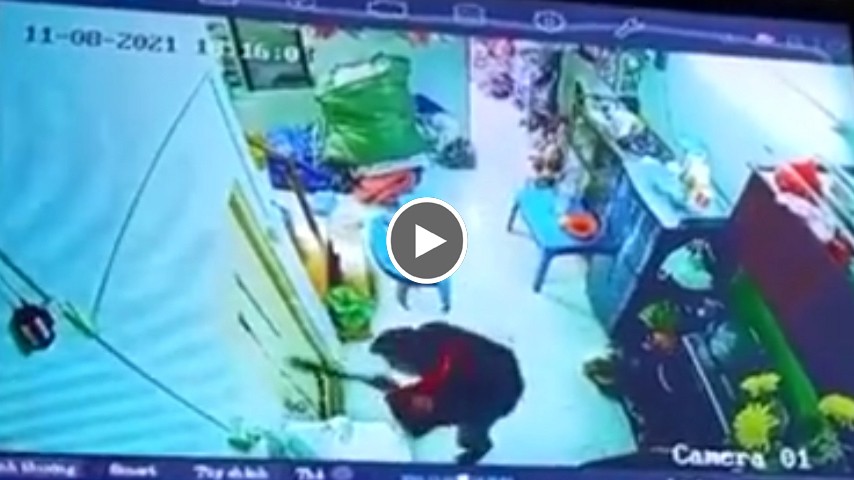 Người đàn ông mang hung khí đuổi chém một phụ nữ bán rau Người đàn ông mang hung khí đuổi chém một phụ nữ bán rau