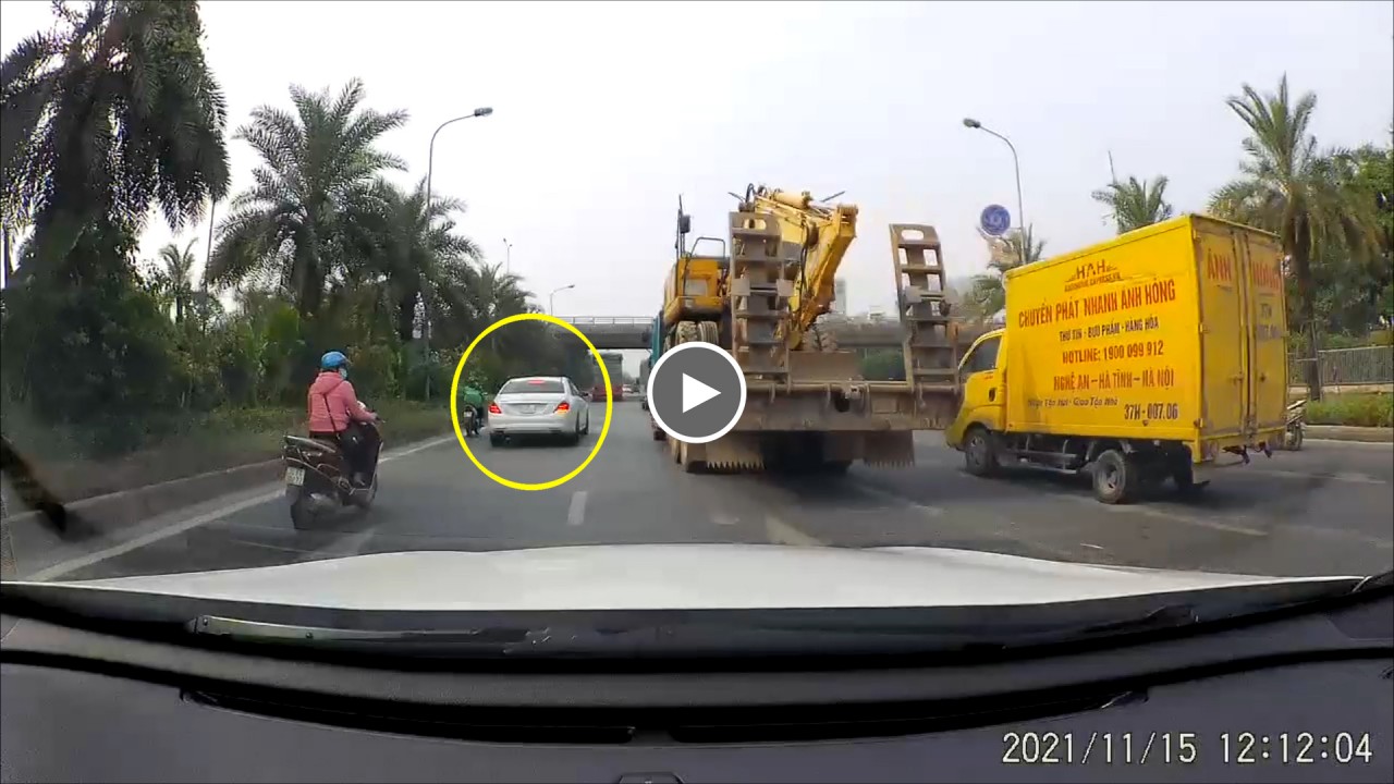 Xe sang Mercedes suýt gặp nạn vì hai container ‘chạy như đua’ Xe sang Mercedes suýt gặp nạn vì hai container ‘chạy như đua’