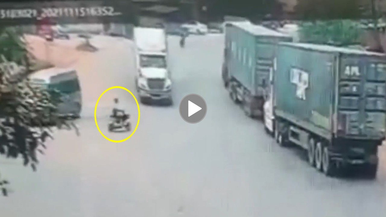 Khoảnh khắc nữ học sinh sang đường bị xe container đâm trúng Khoảnh khắc nữ học sinh sang đường bị xe container đâm trúng