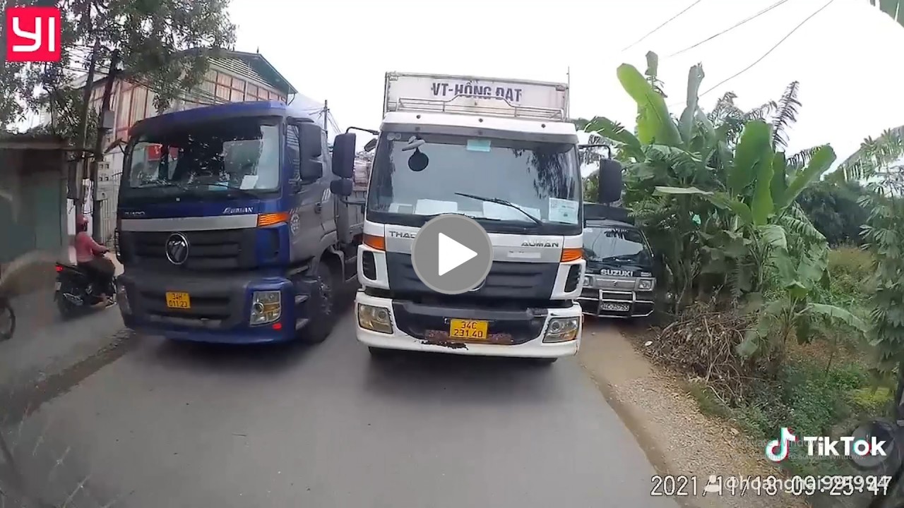 Tài xế ‘ép’ xe tải đi ngược chiều phải lùi hàng trăm mét về đúng làn đường của mình Tài xế ‘ép’ xe tải đi ngược chiều phải lùi hàng trăm mét về đúng làn đường của mình
