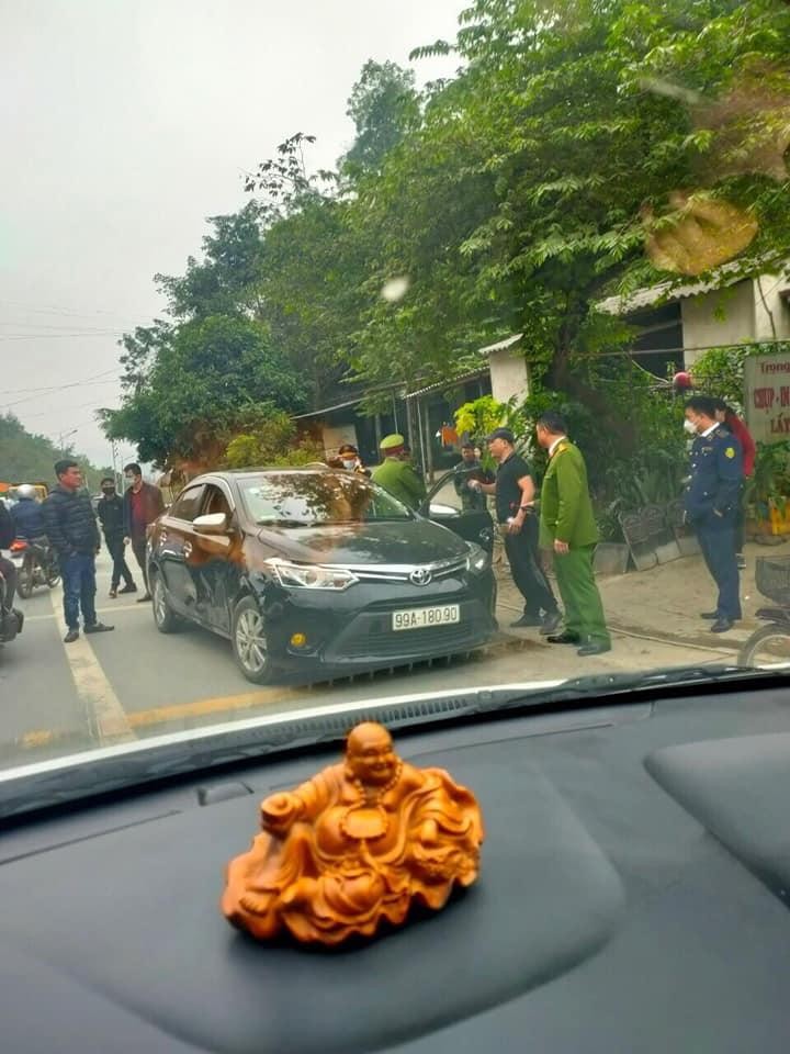 Xe bán tải biển xanh rượt đuổi xe Vios, “đụng độ nảy lửa” trên đường Xe bán tải biển xanh rượt đuổi xe Vios, “đụng độ nảy lửa” trên đường