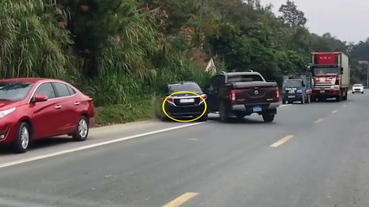 Xe bán tải biển xanh rượt đuổi xe Vios, “đụng độ nảy lửa” trên đường Xe bán tải biển xanh rượt đuổi xe Vios, “đụng độ nảy lửa” trên đường