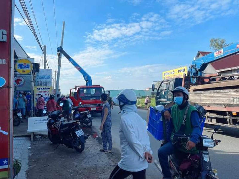 Tài xế lái xe cẩu bị điện giật trong lúc lắp trụ đèn chiếu sáng Tài xế lái xe cẩu bị điện giật trong lúc lắp trụ đèn chiếu sáng