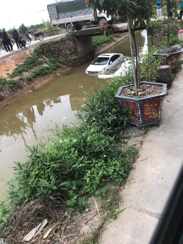 Ô tô ôm cua lao “nhầm” xuống mương nước Ô tô ôm cua lao “nhầm” xuống mương nước