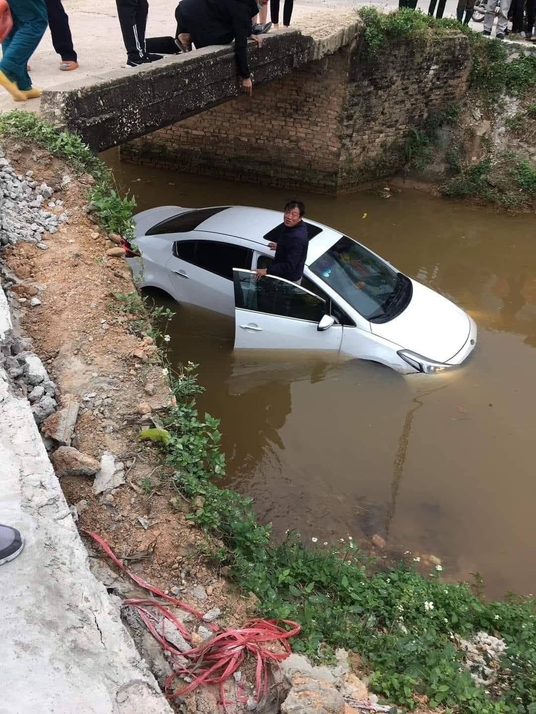 Ô tô ôm cua lao “nhầm” xuống mương nước Ô tô ôm cua lao “nhầm” xuống mương nước