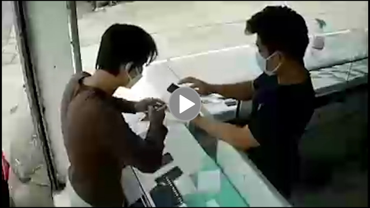 Nam thanh niên giả làm khách mua hàng để trộm điện thoại Nam thanh niên giả làm khách mua hàng để trộm điện thoại