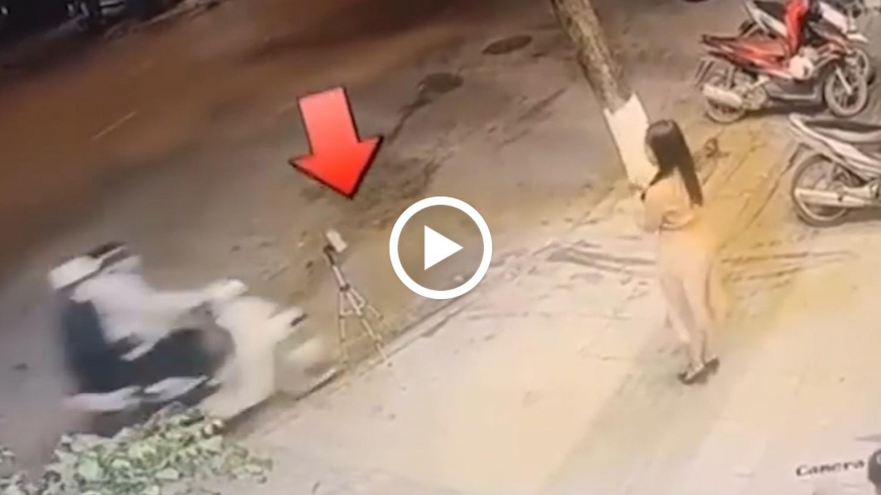Đang quay Tiktok, cô gái trẻ bị 2 tên cướp 