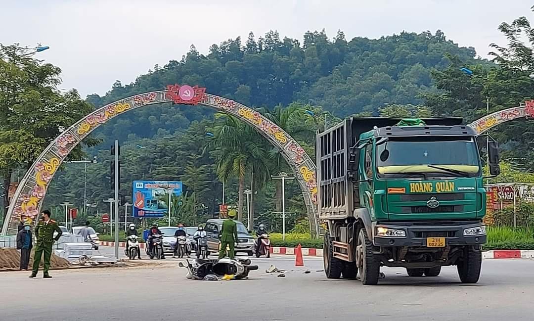 Va chạm kinh hoàng người phụ nữ bị xe ben cuốn vào gầm nguy kịch Va chạm kinh hoàng người phụ nữ bị xe ben cuốn vào gầm nguy kịch