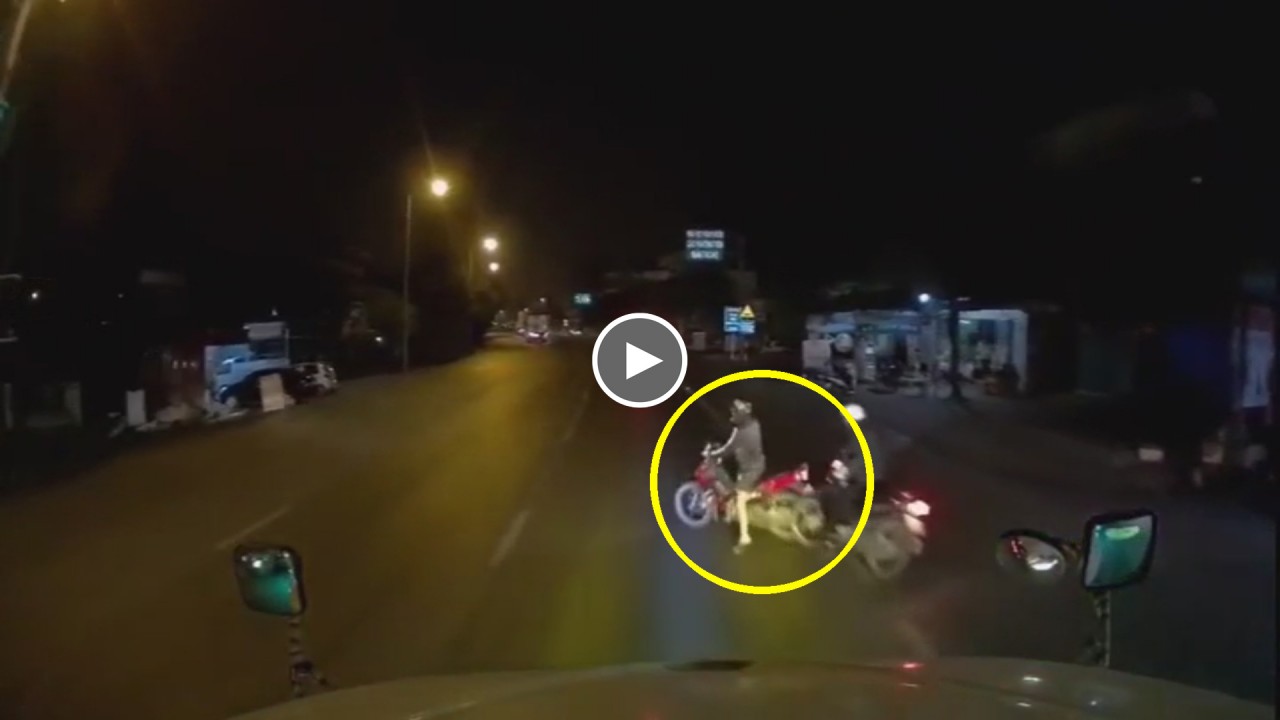 Lao từ đường nhánh ra quốc lộ, xe máy Lao từ đường nhánh ra quốc lộ, xe máy