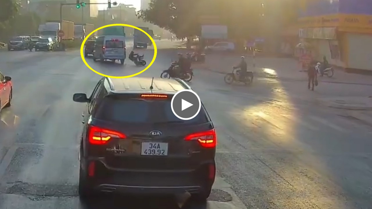 Vượt cố đèn vàng, tài xế tông vào xe máy Vượt cố đèn vàng, tài xế tông vào xe máy
