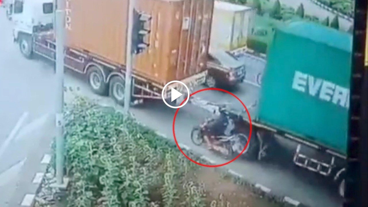 Loạng choạng tay lái, người phụ nữ va chạm với container Loạng choạng tay lái, người phụ nữ va chạm với container