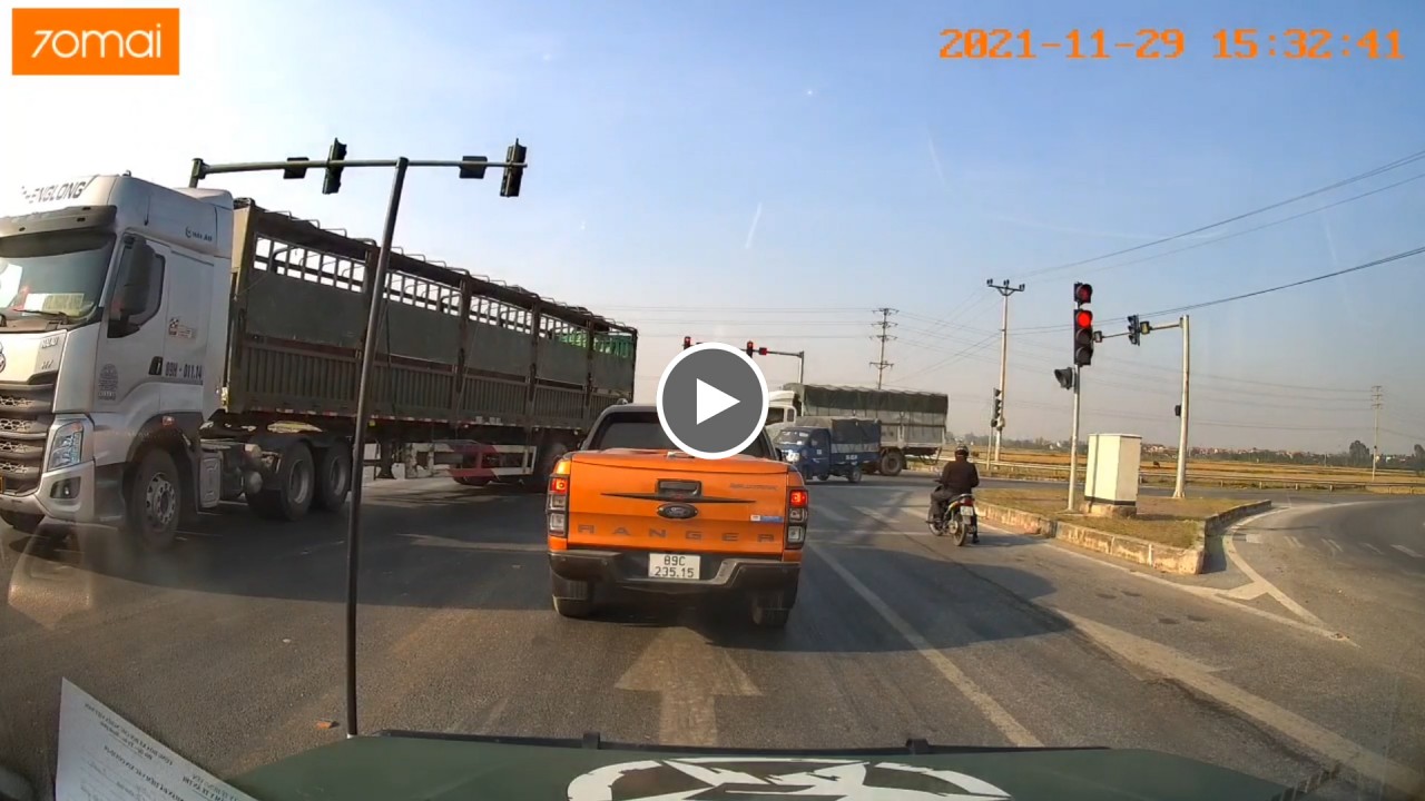 Va chạm giao thông khi xe tải đi vào 'điểm mù' của container Va chạm giao thông khi xe tải đi vào 'điểm mù' của container