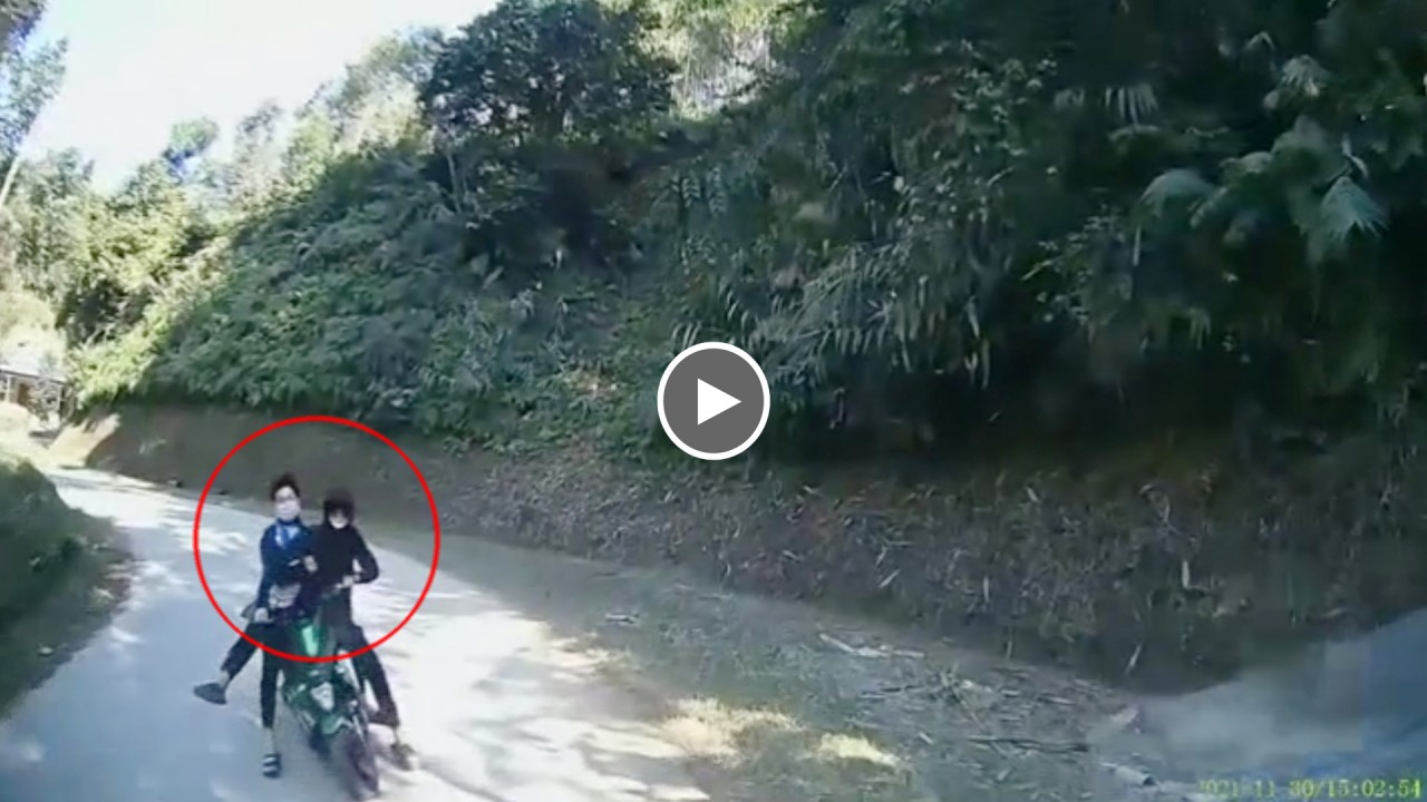 Hai thanh niên đi xe đạp Hai thanh niên đi xe đạp