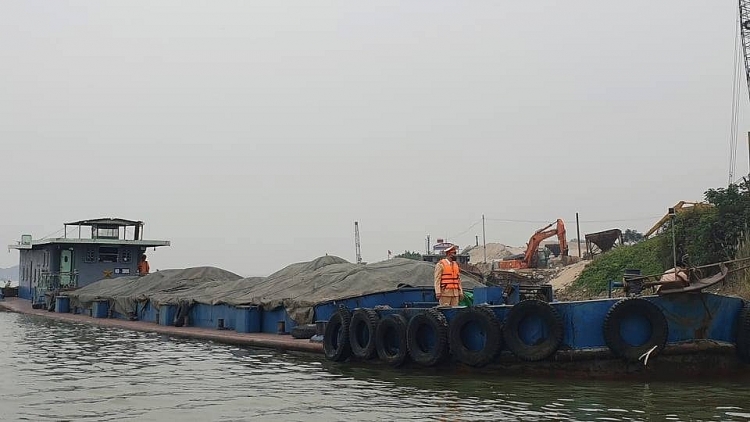 Bắt tàu hết đăng kiểm chở 400 tấn than lậu trên sông Hồng Bắt tàu hết đăng kiểm chở 400 tấn than lậu trên sông Hồng