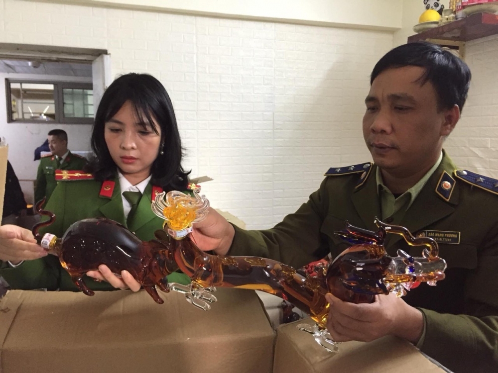 Triệt phá cơ sở sản xuất rượu linh vật giả nhãn mác nước ngoài Triệt phá cơ sở sản xuất rượu linh vật giả nhãn mác nước ngoài