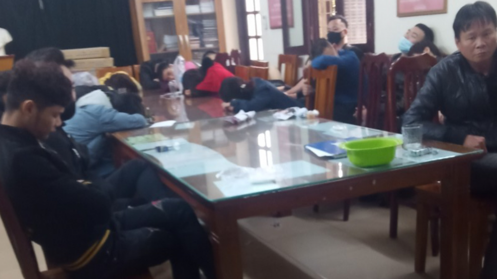 Đột kích quán bar 15 Hàng Tre, tạm giữ hơn 100 dân chơi Đột kích quán bar 15 Hàng Tre, tạm giữ hơn 100 dân chơi