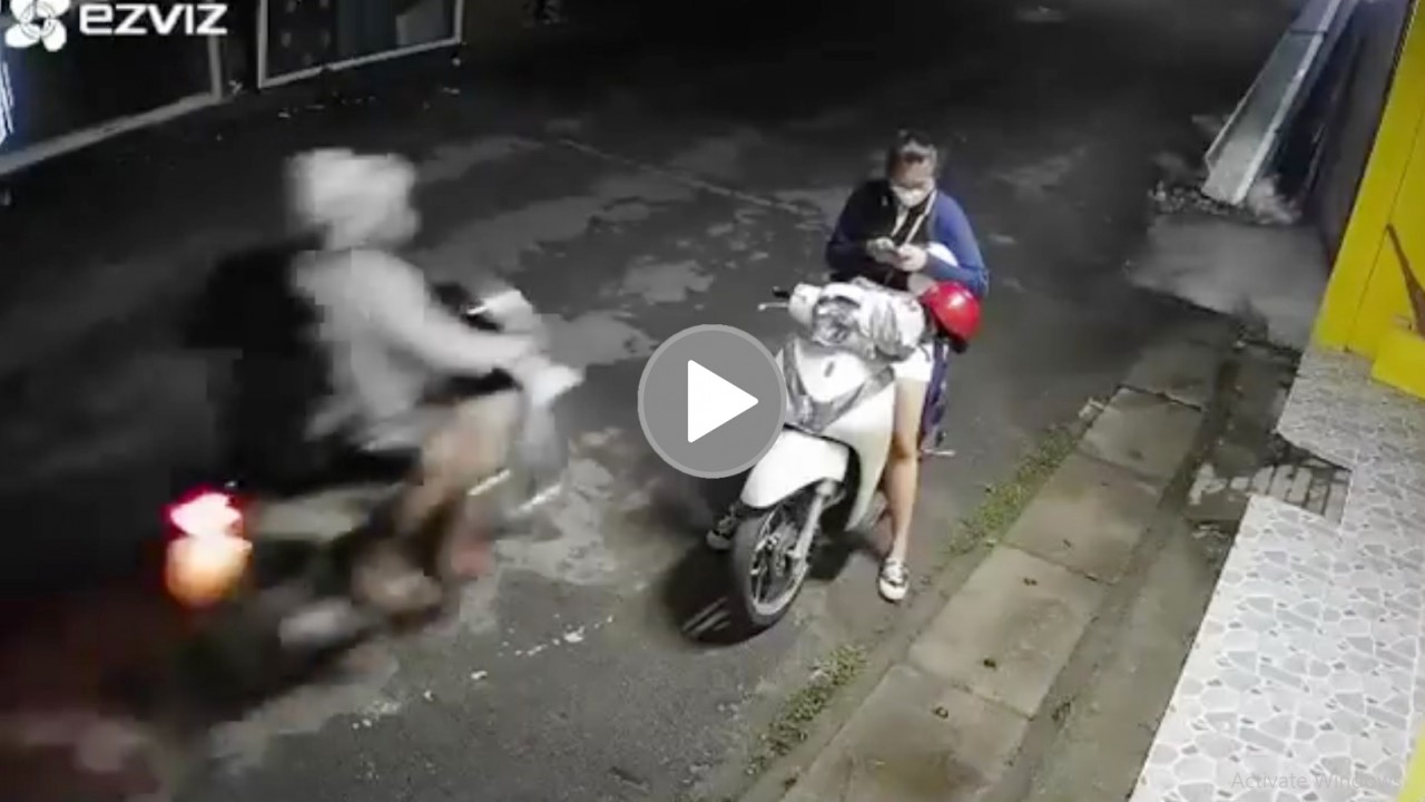 Cô gái la hét khi gặp hai tên cướp điện thoại lúc trời tối Cô gái la hét khi gặp hai tên cướp điện thoại lúc trời tối
