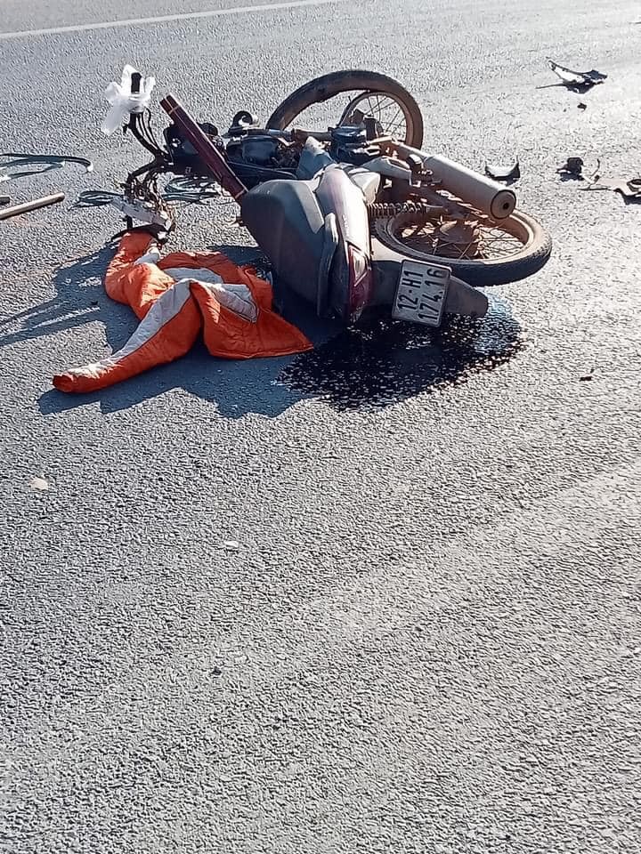 Lấn làn đối đầu xe 16 chỗ nam thanh niên bay lộn vòng trên không trung Nam thanh niên bay lộn vòng trên không sau pha lấn làn,