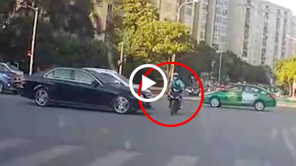 Thanh niên lái xe công nghệ vượt đèn đỏ, bị ô tô húc bay Thanh niên lái xe công nghệ vượt đèn đỏ, bị ô tô húc bay