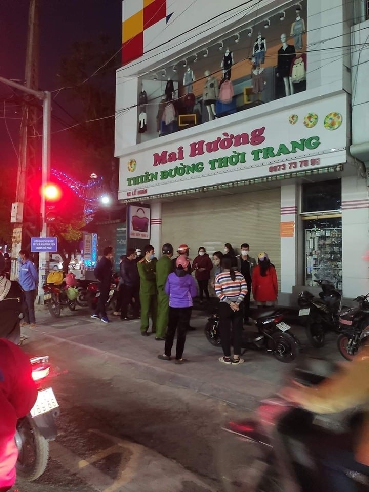 Toàn cảnh vụ thiếu nữ trộm váy bị chủ shop quay clip bắt đền 15 triệu Toàn cảnh vụ thiếu nữ trộm váy bị chủ shop quay clip bắt đền 15 triệu