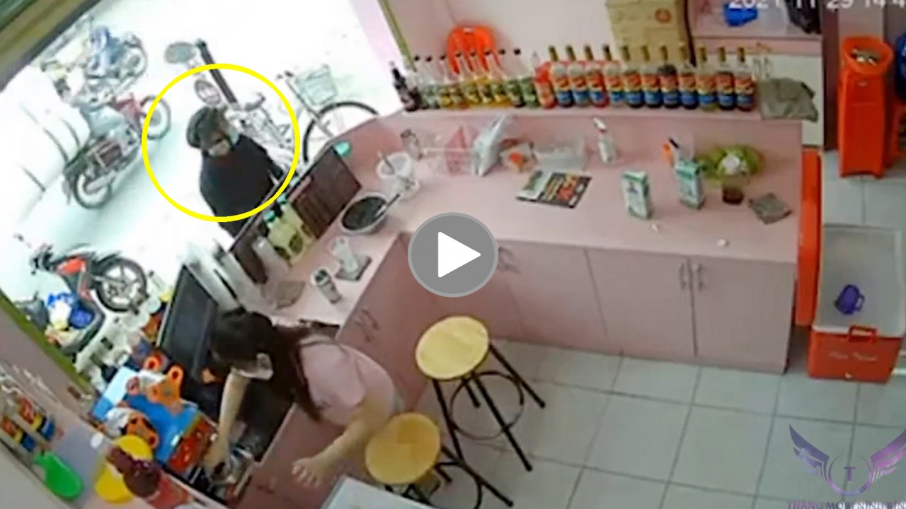 Người đàn ông dàn cảnh, trộm điện thoại nhanh như chớp Người đàn ông dàn cảnh, trộm điện thoại nhanh như chớp