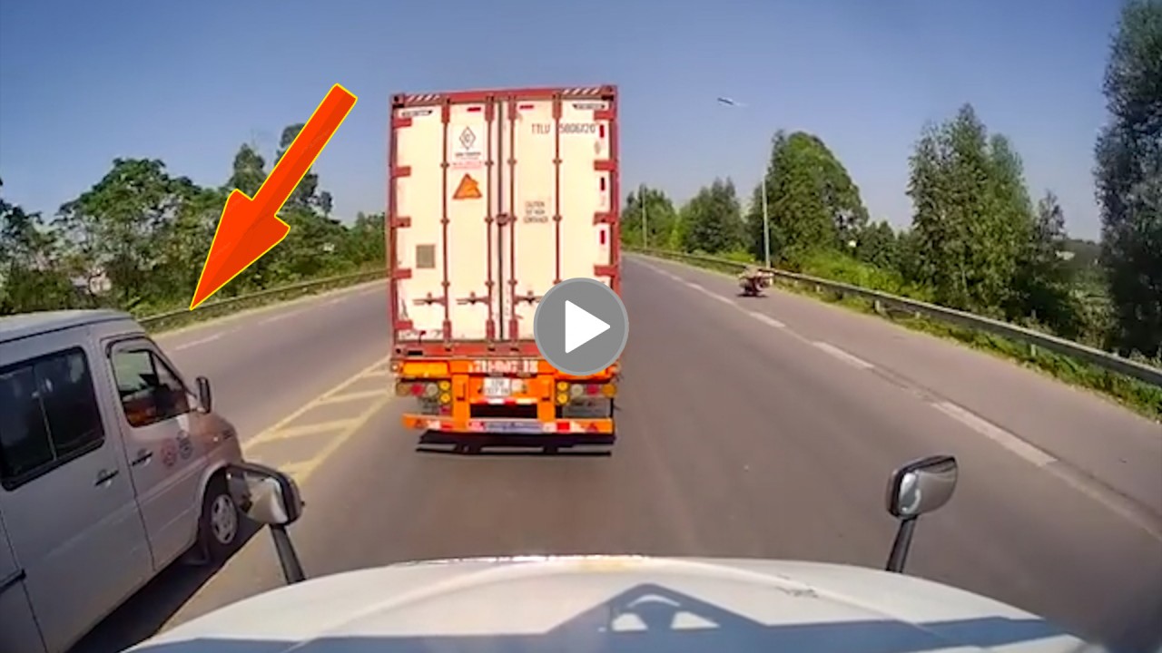 Xe khách 16 chỗ vượt ẩu bị container ép không cho nhập làn Xe khách 16 chỗ vượt ẩu bị container ép không cho nhập làn