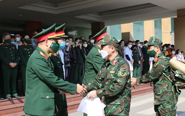 Hàng trăm thầy thuốc áo lính lên đường hỗ trợ các tỉnh miền Nam chống dịch Hàng trăm thầy thuốc áo lính lên đường hỗ trợ các tỉnh miền Nam chống dịch