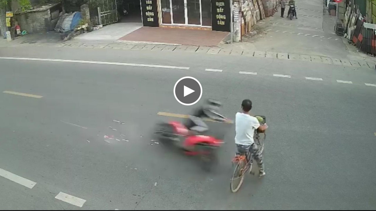 Người đàn ông sang đường ẩu bị thanh niên đi xe máy tông trúng Người đàn ông sang đường ẩu bị thanh niên đi xe máy tông trúng