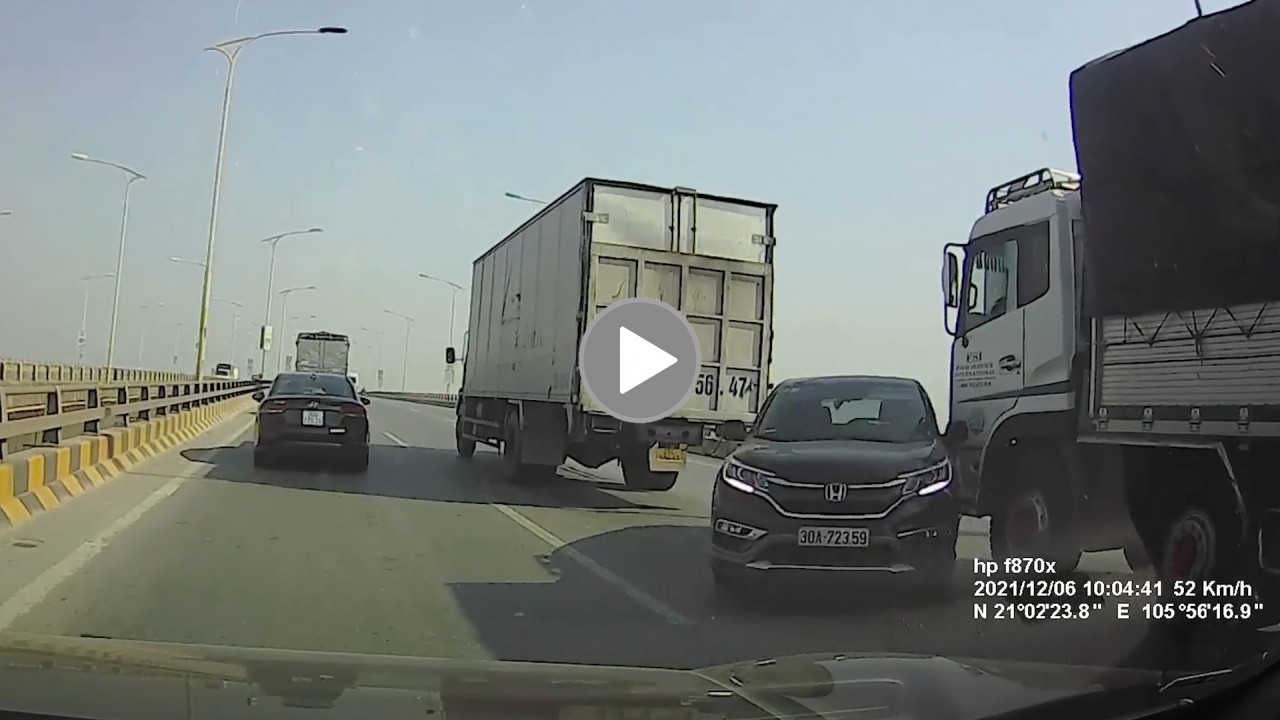 Xe tải đâm ô tô CRV xoay ngang đường 180 độ như trong phim Xe tải đâm ô tô CRV xoay ngang đường 180 độ như trong phim