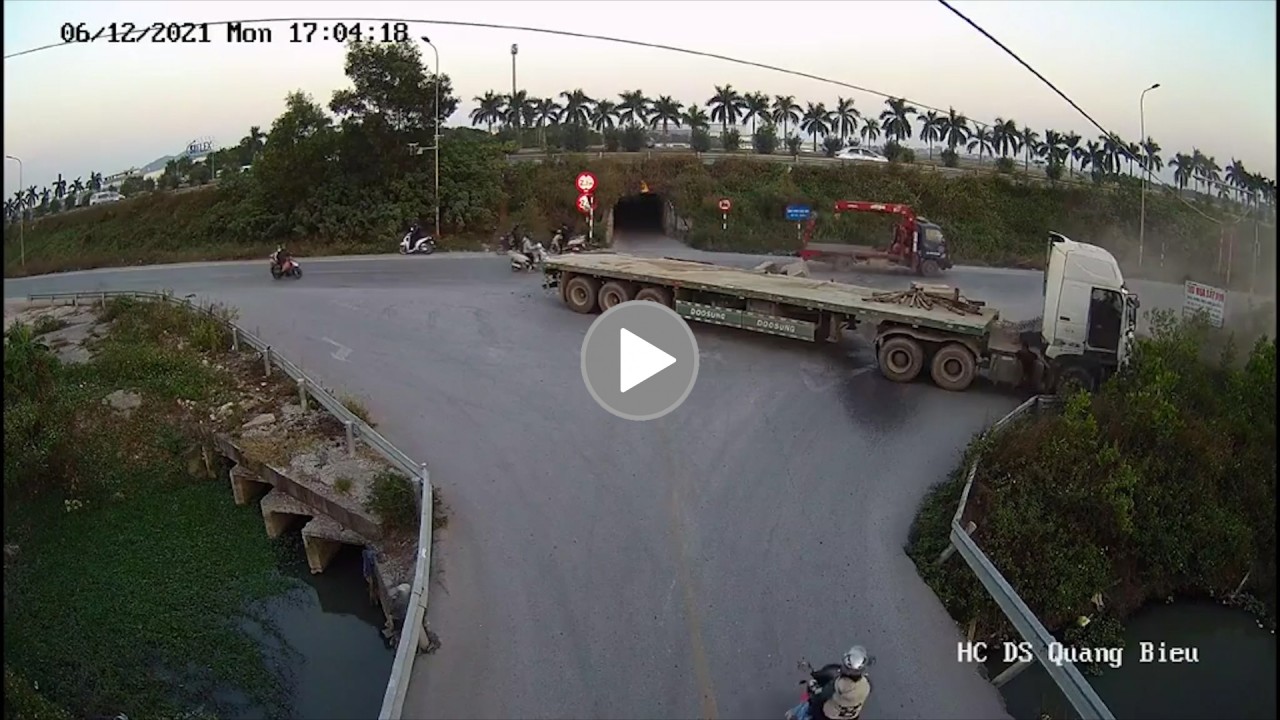 Khoảnh khắc nhiều khối bê tông rơi từ xe rơ-moóc đè trúng người đi đường Khoảnh khắc nhiều khối bê tông rơi từ xe rơ-moóc đè trúng người đi đường