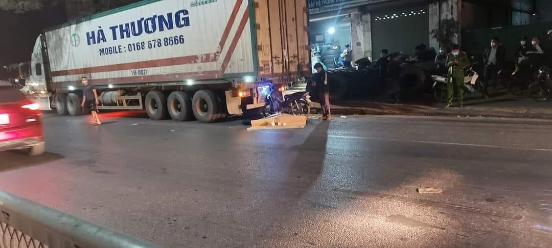 Xe máy bất ngờ đâm vào đuôi container đang đỗ bên đường Xe máy bất ngờ đâm vào đuôi container đang đỗ bên đường