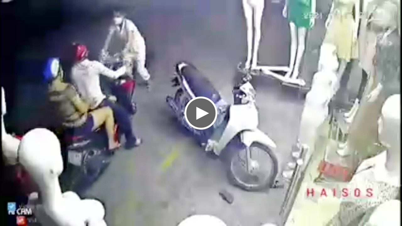 Trộm điện thoại bị phát hiện, đôi vợ chồng tháo chạy làm rơi con nhỏ xuống đường Trộm điện thoại bị phát hiện, đôi vợ chồng tháo chạy làm rơi con nhỏ xuống đường
