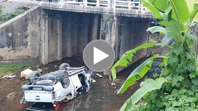 Xe bán tải gặp nạn, lật ngửa giữa mương khiến 4 người thương vong Xe bán tải gặp nạn, lật ngửa giữa mương khiến 4 người thương vong