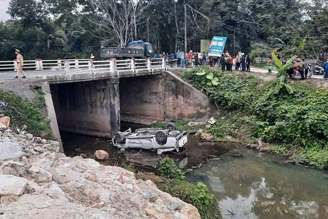 Xe bán tải gặp nạn, lật ngửa giữa mương khiến 4 người thương vong Xe bán tải gặp nạn, lật ngửa giữa mương khiến 4 người thương vong