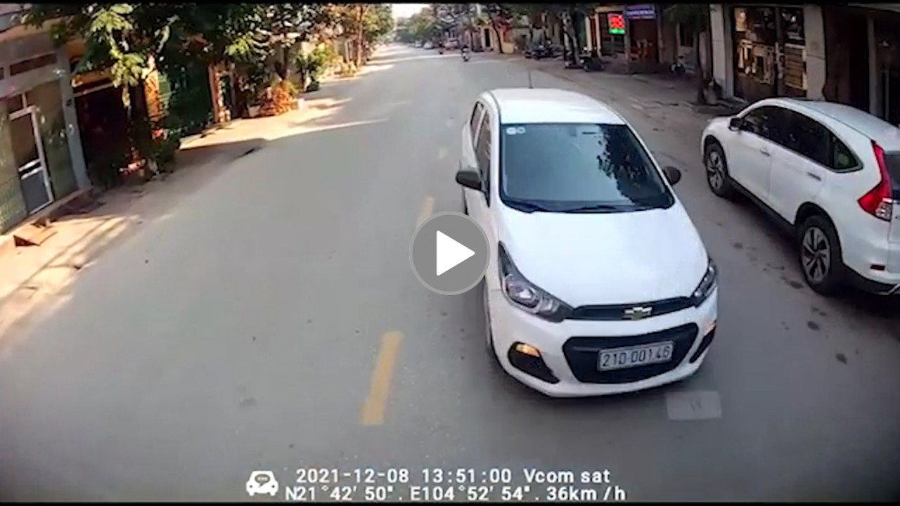 Va chạm kinh hoàng: Ô tô 5 chỗ lấn làn đâm thằng vào xe khách
