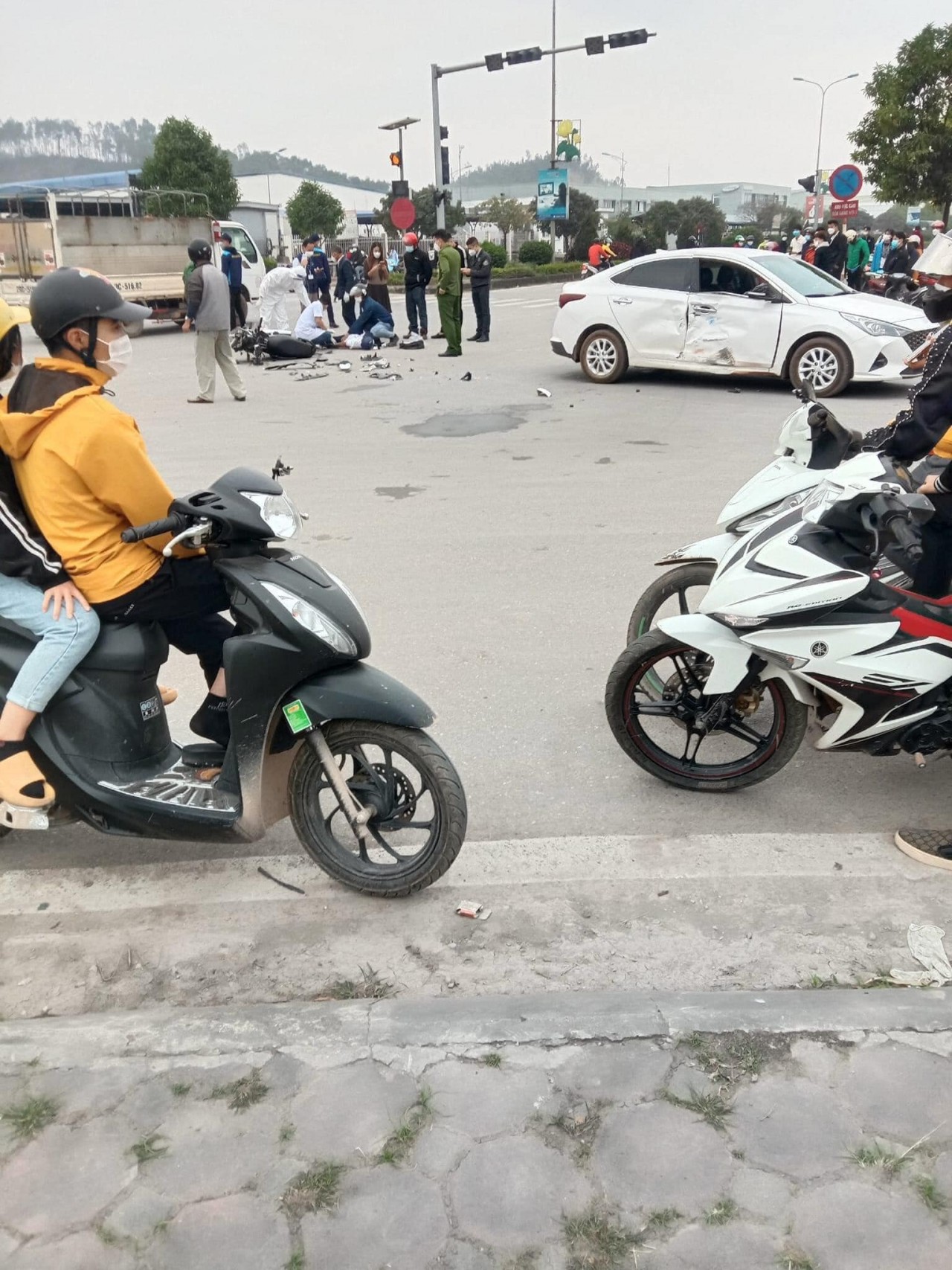 Khoảnh khắc nam thanh niên chạy tốc độ cao đâm ngang xe ô tô nguy kịch Khoảnh khắc nam thanh niên chạy tốc độ cao đâm ngang xe ô tô nguy kịch