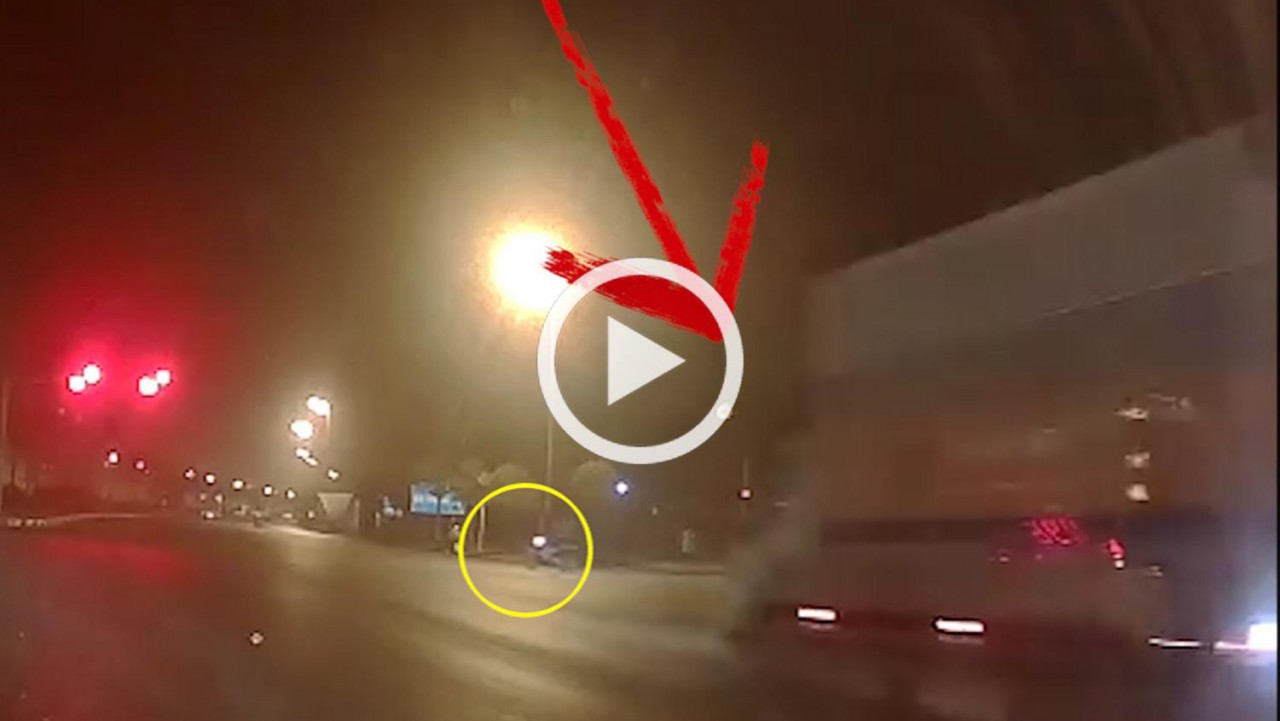 Cố vượt đèn đỏ, xe tải thư báo tông nữ sinh 2k đi xe máy Cố vượt đèn đỏ, xe tải thư báo tông nữ sinh 2k đi xe máy
