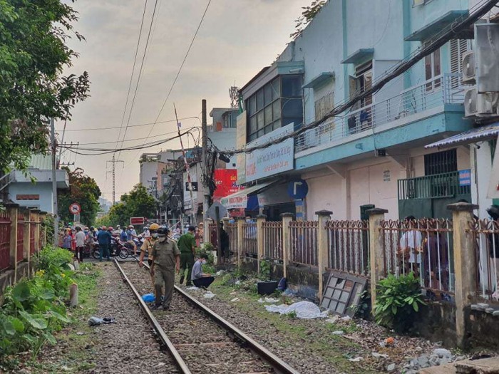 Không chú ý tàu hỏa, người phụ nữ đi bộ Không chú ý tàu hỏa, người phụ nữ đi bộ