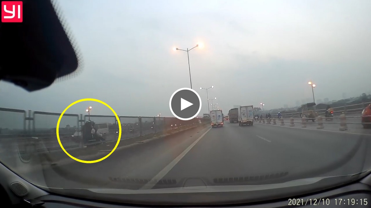 Hai bạn nữ đi xe máy ngược chiều, phóng Hai bạn nữ đi xe máy ngược chiều, phóng
