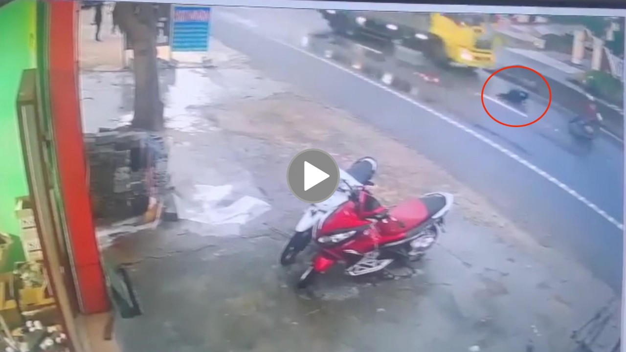 Khoảnh khắc người đàn ông trượt ngã trên đường bị xe tải cán trúng Khoảnh khắc người đàn ông trượt ngã trên đường bị xe tải cán trúng