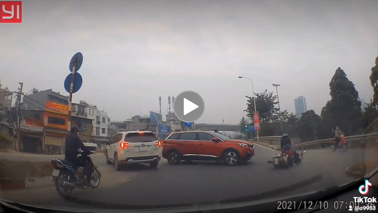 Xe máy đi nhanh khuất tầm nhìn đâm đúng ô tô đang quay đầu Xe máy đi nhanh khuất tầm nhìn đâm đúng ô tô đang quay đầu