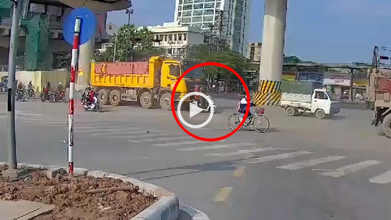 Khoảnh khắc xe ben tông xe máy từ phía sau, 2 người thương vong Khoảnh khắc xe ben tông xe máy từ phía sau, 2 người thương vong