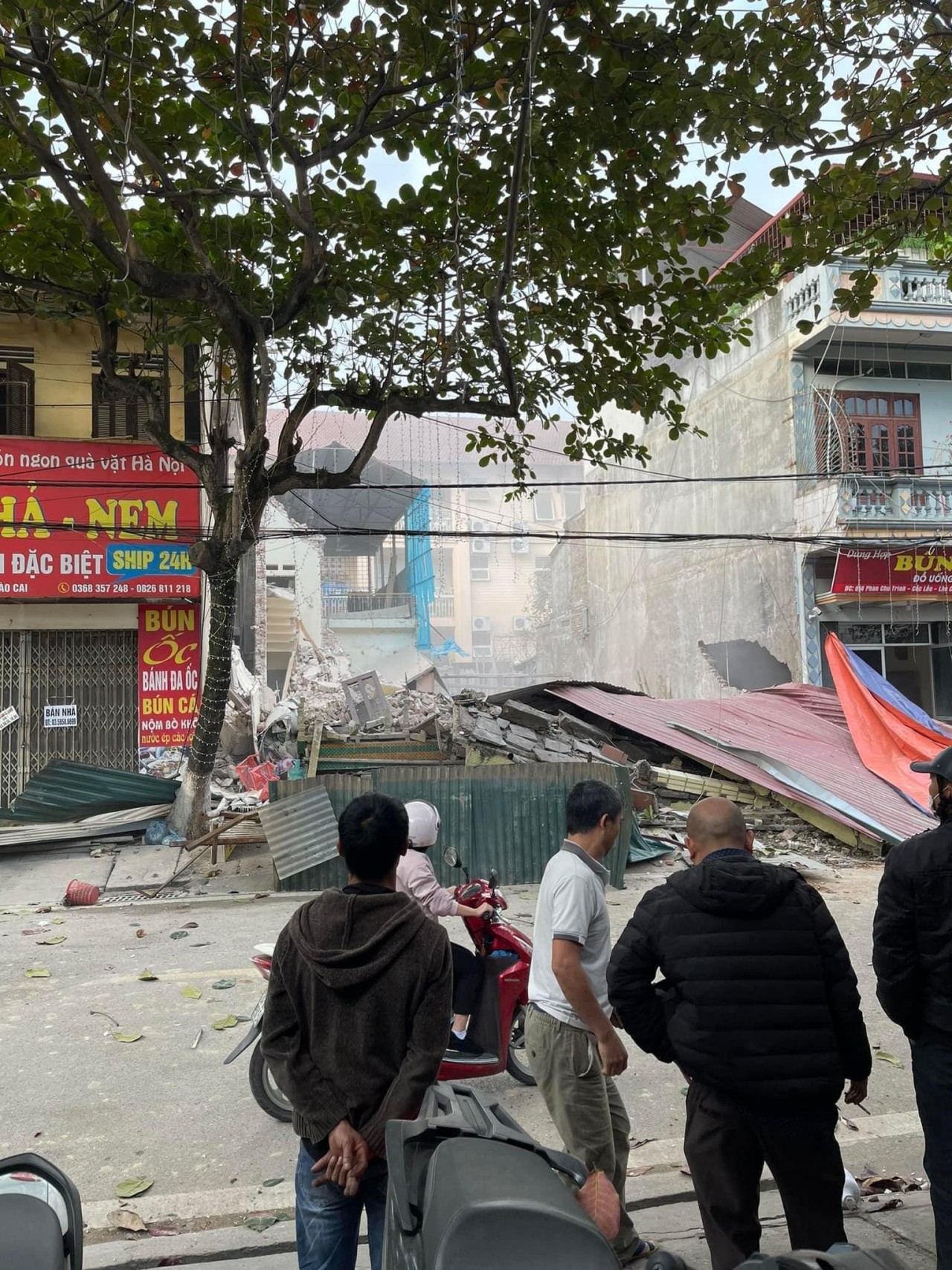 Giây phút căn nhà ba tầng bỗng đổ sập sau tiếng la hét của người dân Giây phút căn nhà ba tầng bỗng đổ sập sau tiếng la hét của người dân
