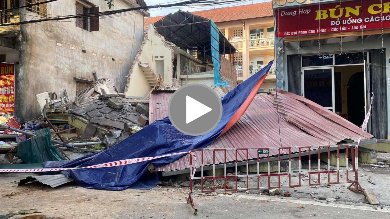 Giây phút căn nhà ba tầng bỗng đổ sập sau tiếng la hét của người dân Giây phút căn nhà ba tầng bỗng đổ sập sau tiếng la hét của người dân