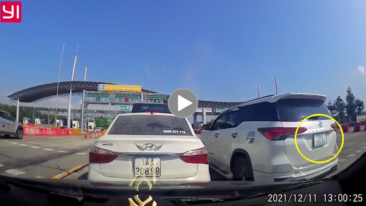 Tài xế khôn lỏi thích 'nhoi' lên, không chịu xếp hàng Tài xế khôn lỏi thích 'nhoi' lên, không chịu xếp hàng