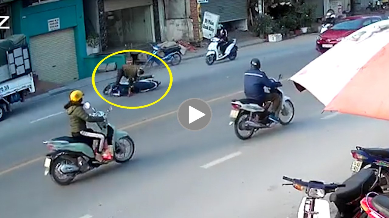 Đâm phải chó chạy rông, nam thanh niên đi xe máy ngã nhào Đâm phải chó chạy rông, nam thanh niên đi xe máy ngã nhào