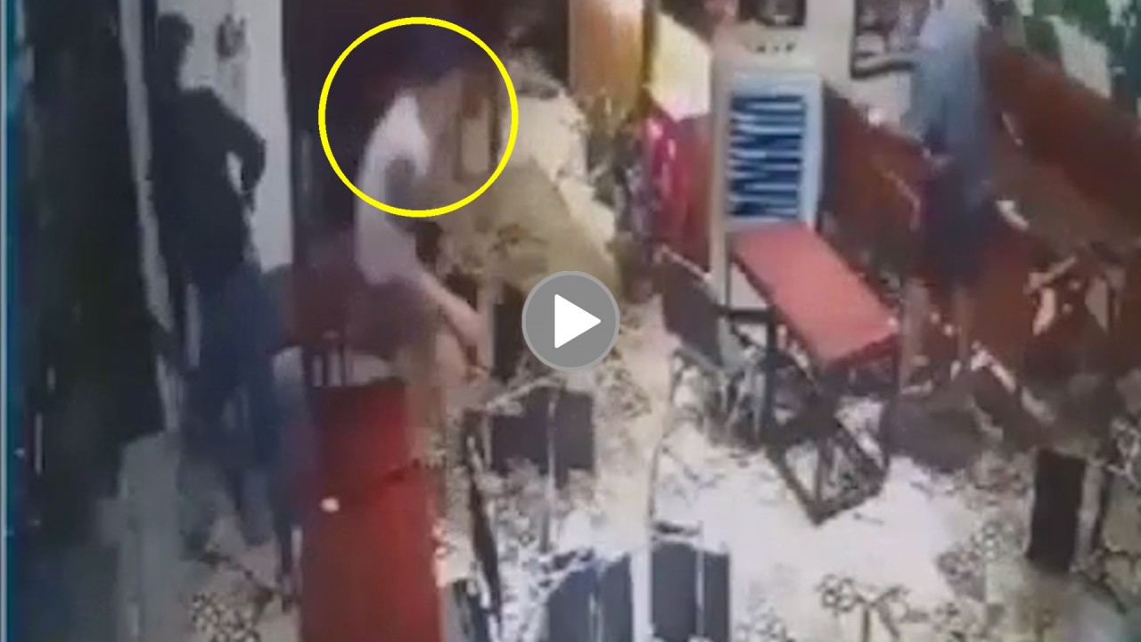 Kinh hoàng nhóm côn đồ chém người, đập phá trong quán cà phê Kinh hoàng nhóm côn đồ chém người, đập phá trong quán cà phê