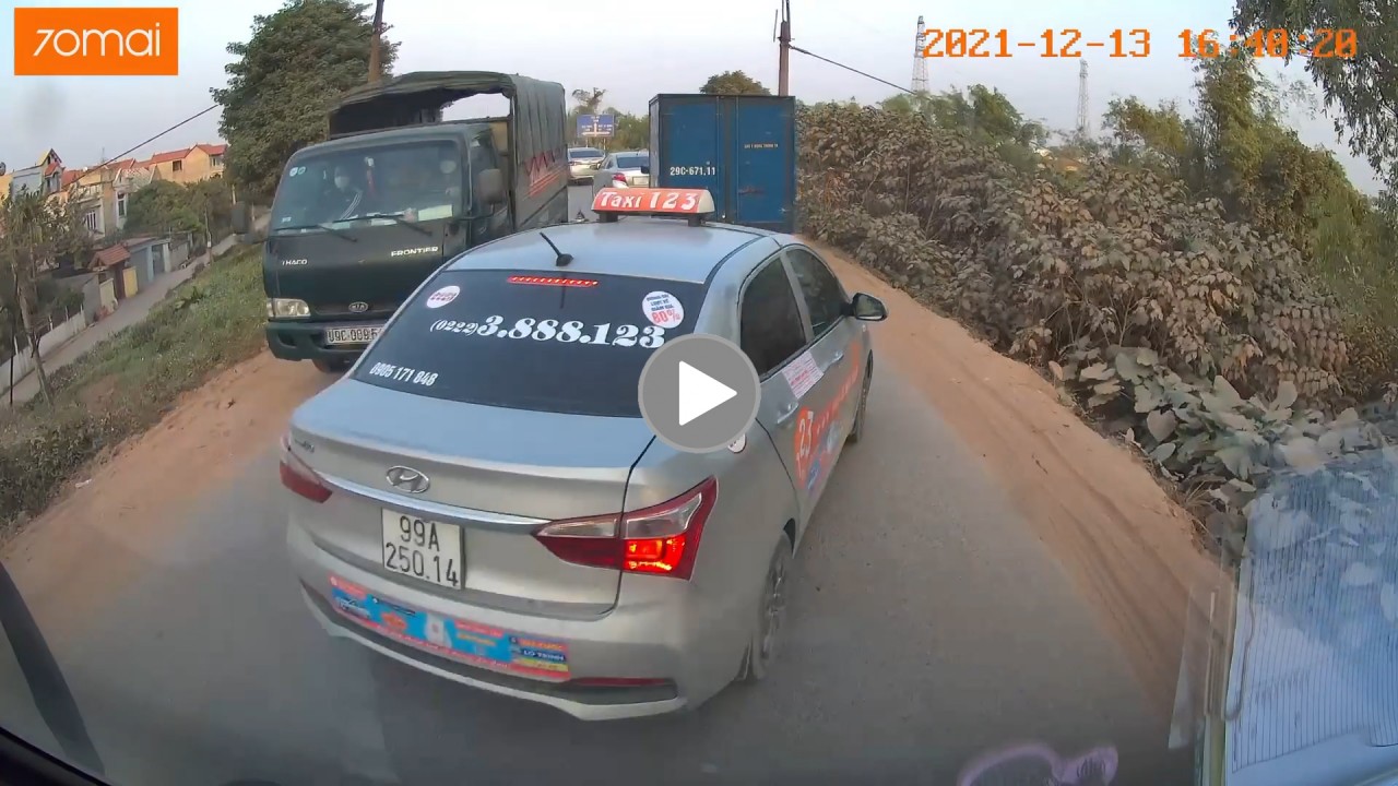 Bức xúc cảnh tài xế taxi luồn lách, tạt đầu xe khác để Bức xúc cảnh tài xế taxi luồn lách, tạt đầu xe khác để