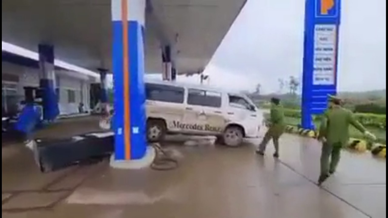 Ô tô nghi chở hàng lậu húc đổ cây xăng khi bỏ chạy Ô tô nghi chở hàng lậu húc đổ cây xăng khi bỏ chạy